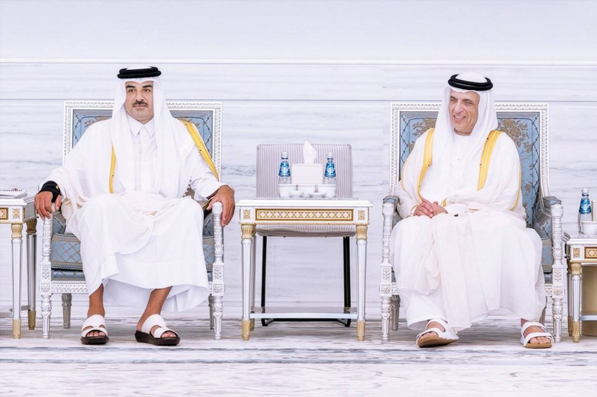 سعود بن صقر مقدماً واجب العزاء إلى تميم بن حمد