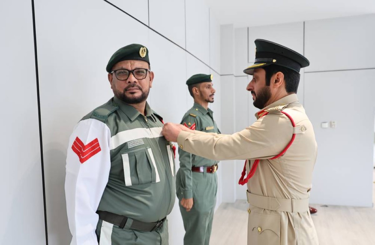 أحمد المهيري لدى تقليد الشرطيين الشارة