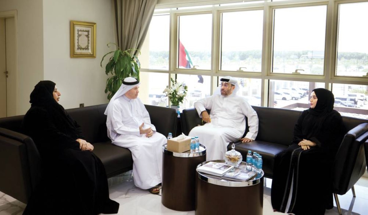 أحمد الصايغ وعبدالعزيز المهيري خلال اللقاء بحضور نورة الغيثي وأمل السويدي