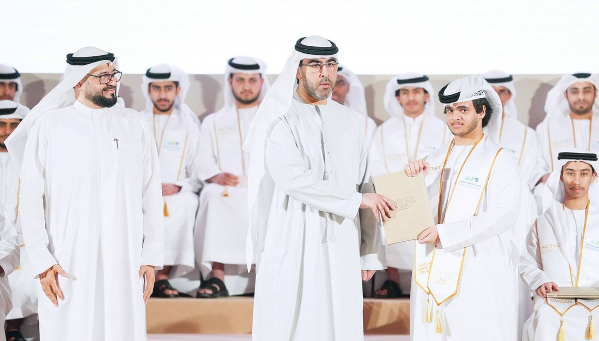 أحمد بن سعود المعلا خلال تسليمه الشهادات للخريجين