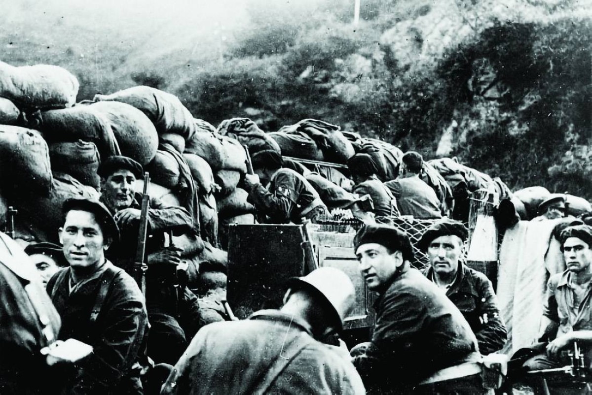 1936 -  اندلاع الحرب الأهلية الإسبانية التي استمرت ثلاث سنوات وقُتل فيها عشرات الآلاف.