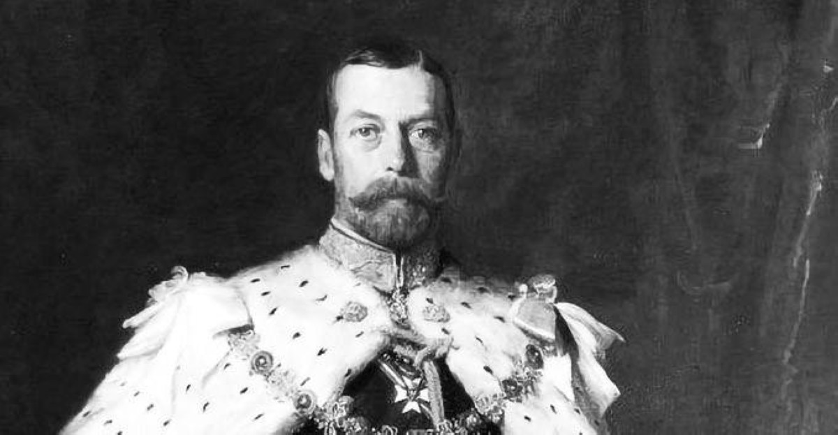 1917 -  جورج الخامس ملك المملكة المتحدة يغيّر اسم العائلة من ساكس-كوبرغ-غوتا إلى وندسور.