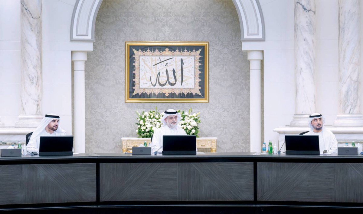 سلطان بن محمد بن سلطان خلال ترؤسه الاجتماع بحضور عبدالله بن سالم