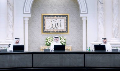 سلطان بن محمد بن سلطان خلال ترؤسه الاجتماع بحضور عبدالله بن سالم