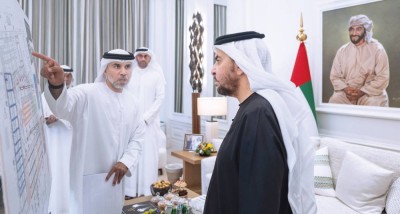 حمدان بن زايد يستمع لشرح من حميد الظاهري حول ترتيبات ومستجدات المعرض