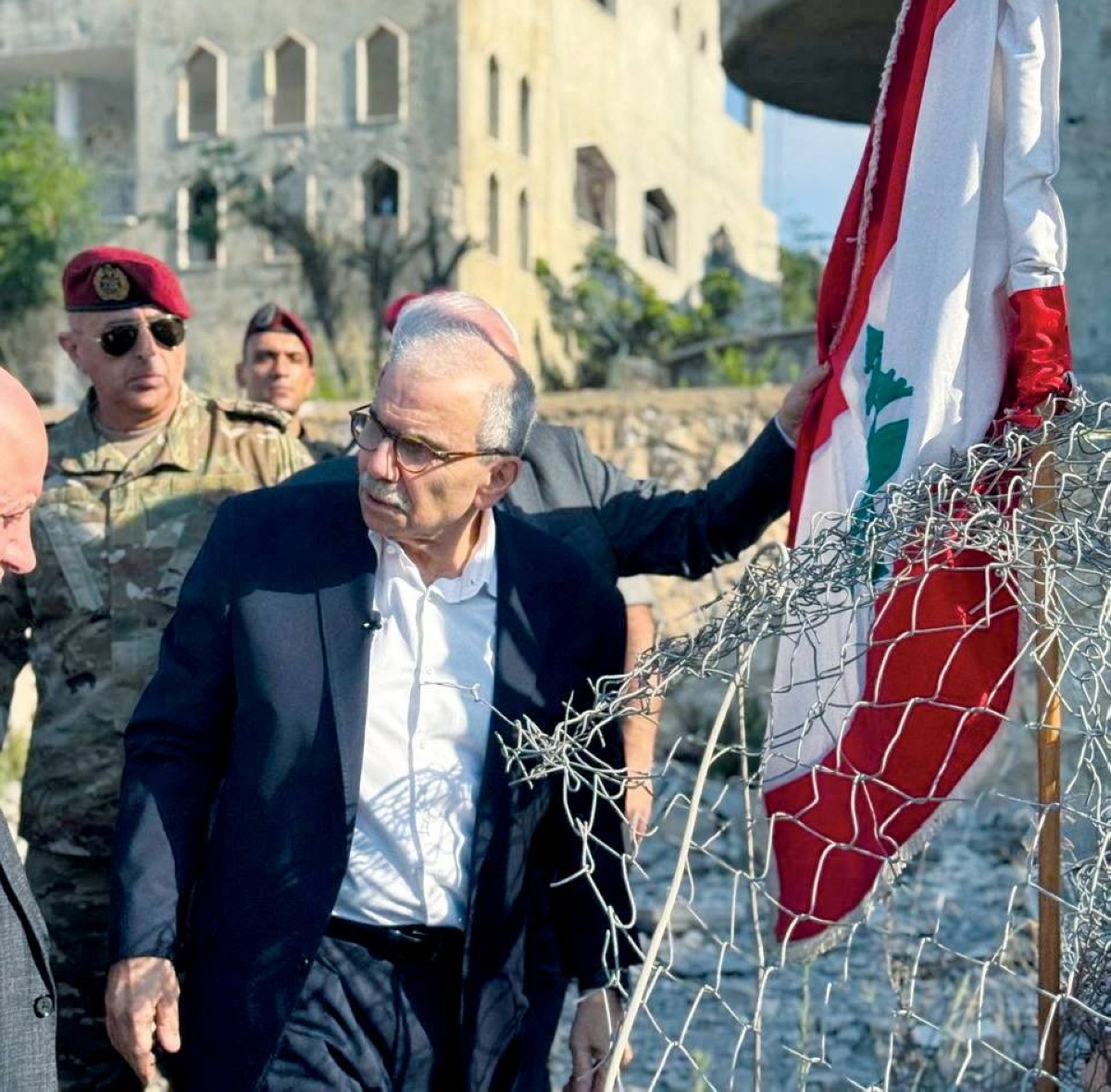 نواف سلام يغرس العلم اللبناني في الأرض خلال زيارة إلى زوطر الغربية جنوبي لبنان