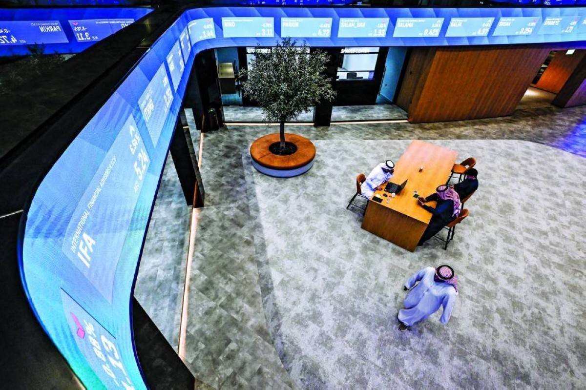 أسهم الإمارات خضراء.. وسوق دبي فوق 5800 نقطة