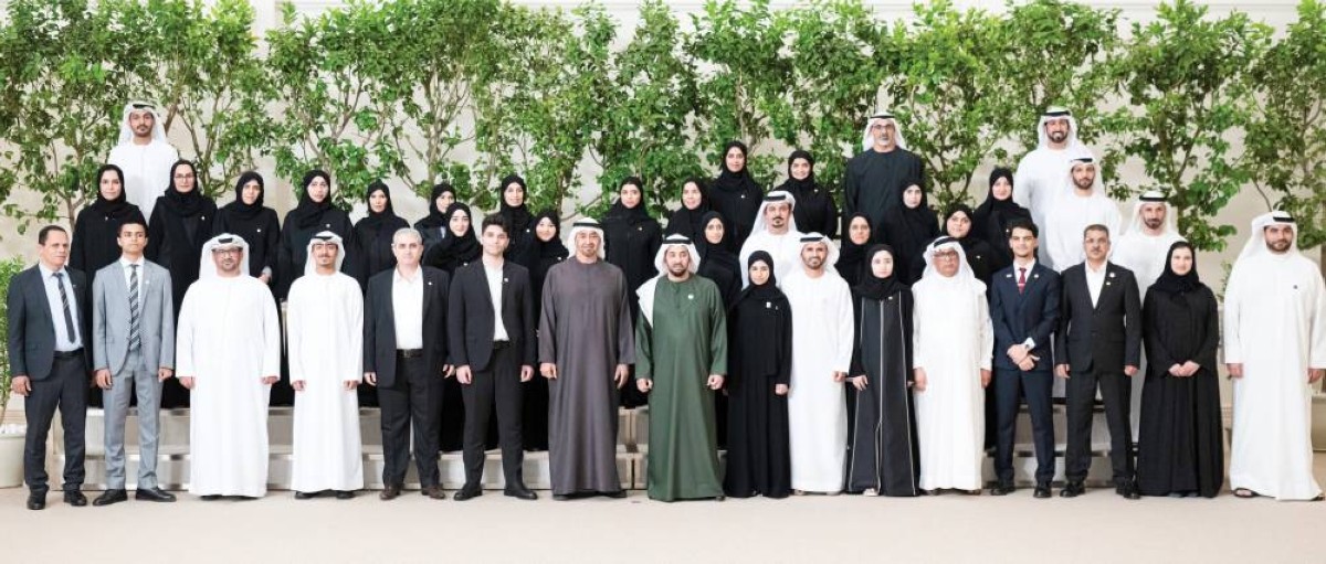 محمد بن زايد متوسطاً الطلبة المتفوقين وأولياء أمورهم بحضور خالد بن محمد وحمدان بن زايد وسارة الأميري ومحمد القاسم