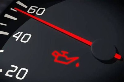 إضاءة لمبة الزيت في سيارتك.. متى يجب التوقف فوراً؟