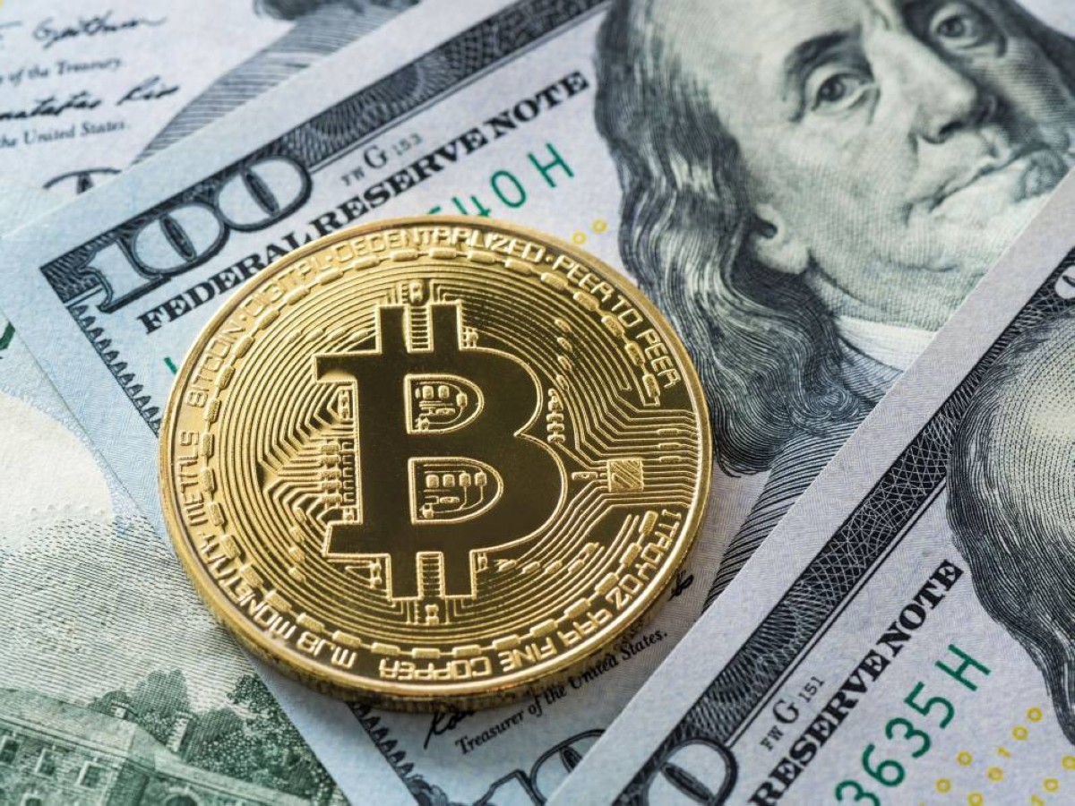 تراجع الدولار وارتفاع العملات المشفرة في مستهل تعاملات الأسبوع