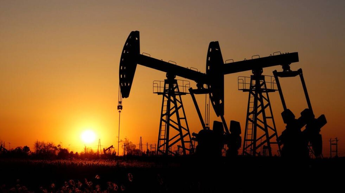 النفط يتراجع 8 % ويعمق خسائره.. وبرنت دون 90 دولاراً