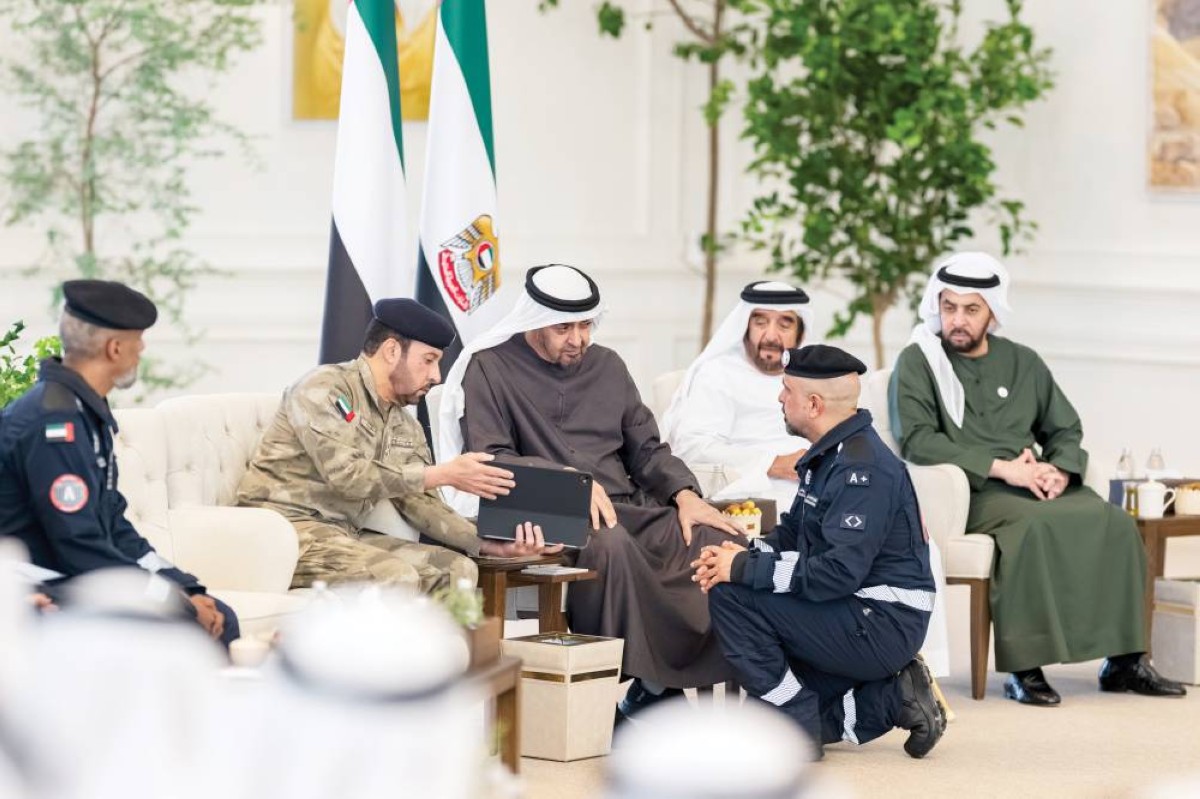 محمد بن زايد يستمع لشرح حول مهام الفريق بحضور حمدان بن زايد وسيف بن محمد وأحمد المهيري وسالم الظاهري 