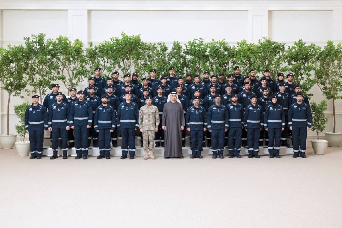 رئيس الدولة متوسطاً أعضاء فريق الإمارات للبحث والإنقاذ بحضور أحمد المهيري وسالم الظاهري