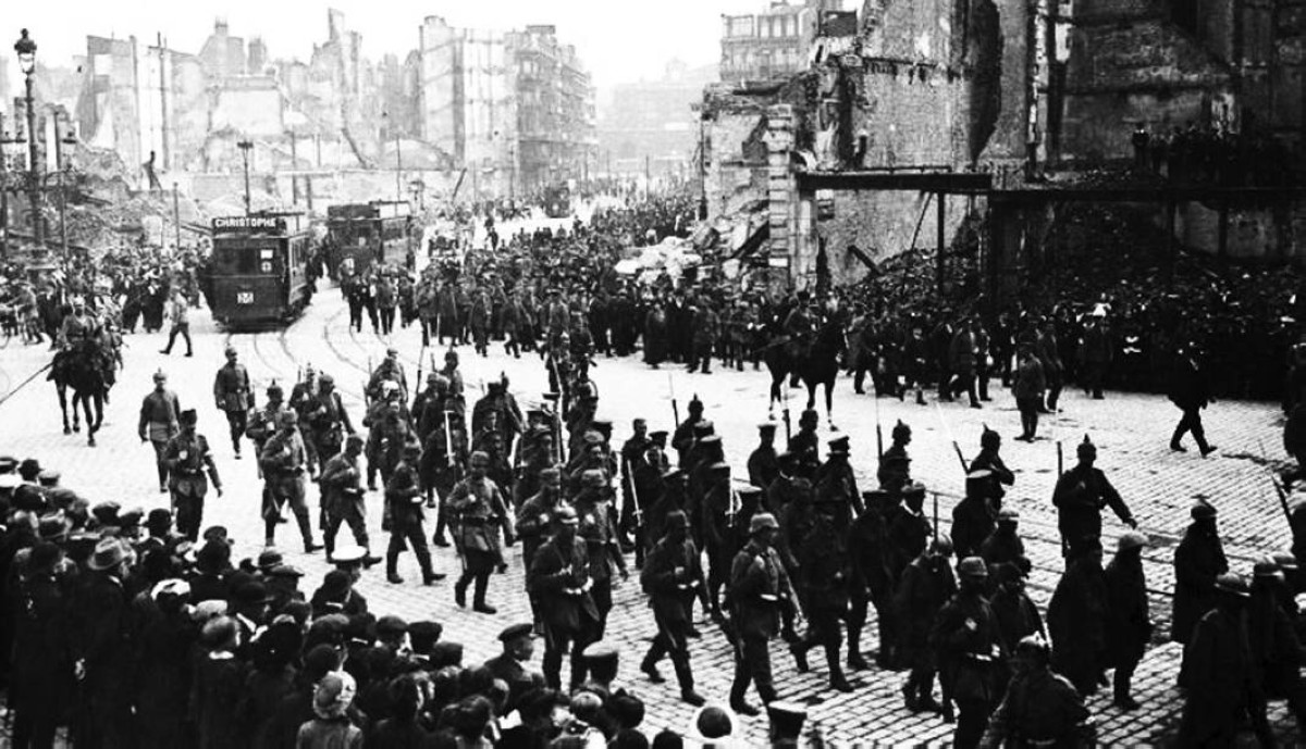 1914 اندلاع الحرب العالمية الأولى إثر اغتيال ولي عهد النمسا وزوجته في سراييفو.
