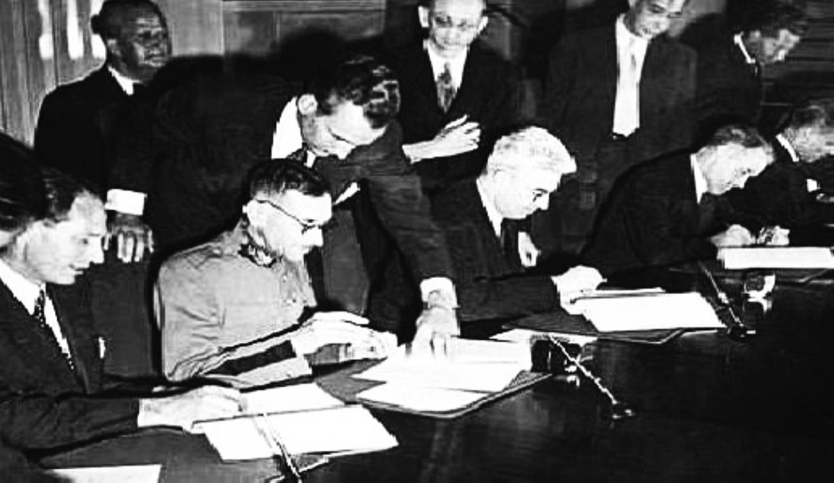1948 توقيع معاهدة جنيف حول معاملة أسرى الحرب بحضور 48 دولة.
