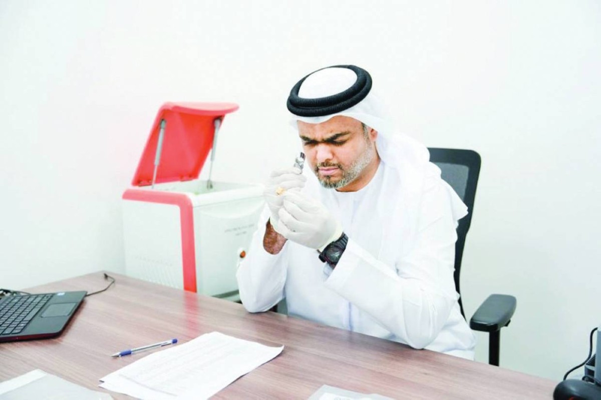 فحص وتقييم المجوهرات النادرة والأحجار الكريمة والساعات باستخدام أجهزة متطورة