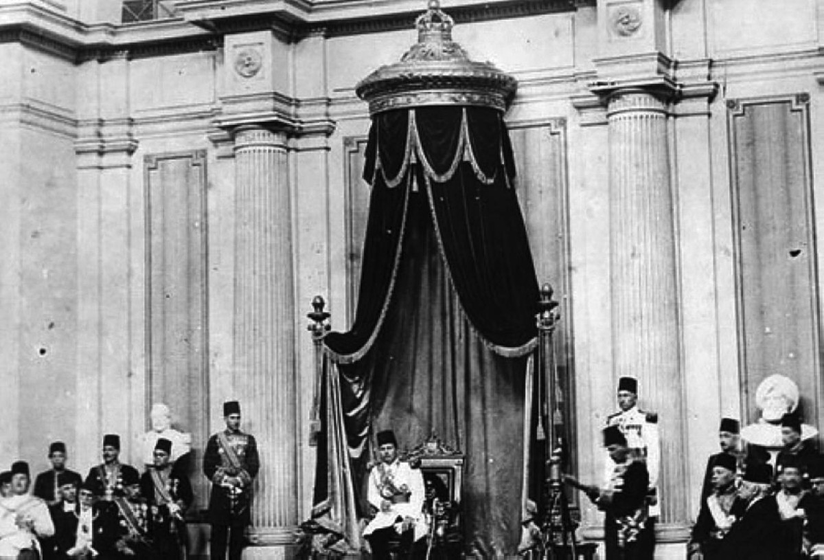 1937 -  تتويج الملك فاروق ملكاً على عرش مصر رسمياً بعد وصوله سن الرشد.