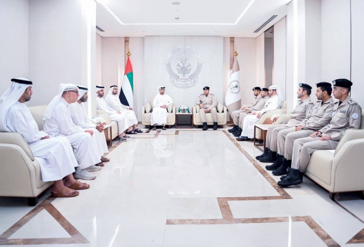 عبدالله بن عامر وفهد الحساوي خلال اللقاء بحضور مسؤولين من الطرفين