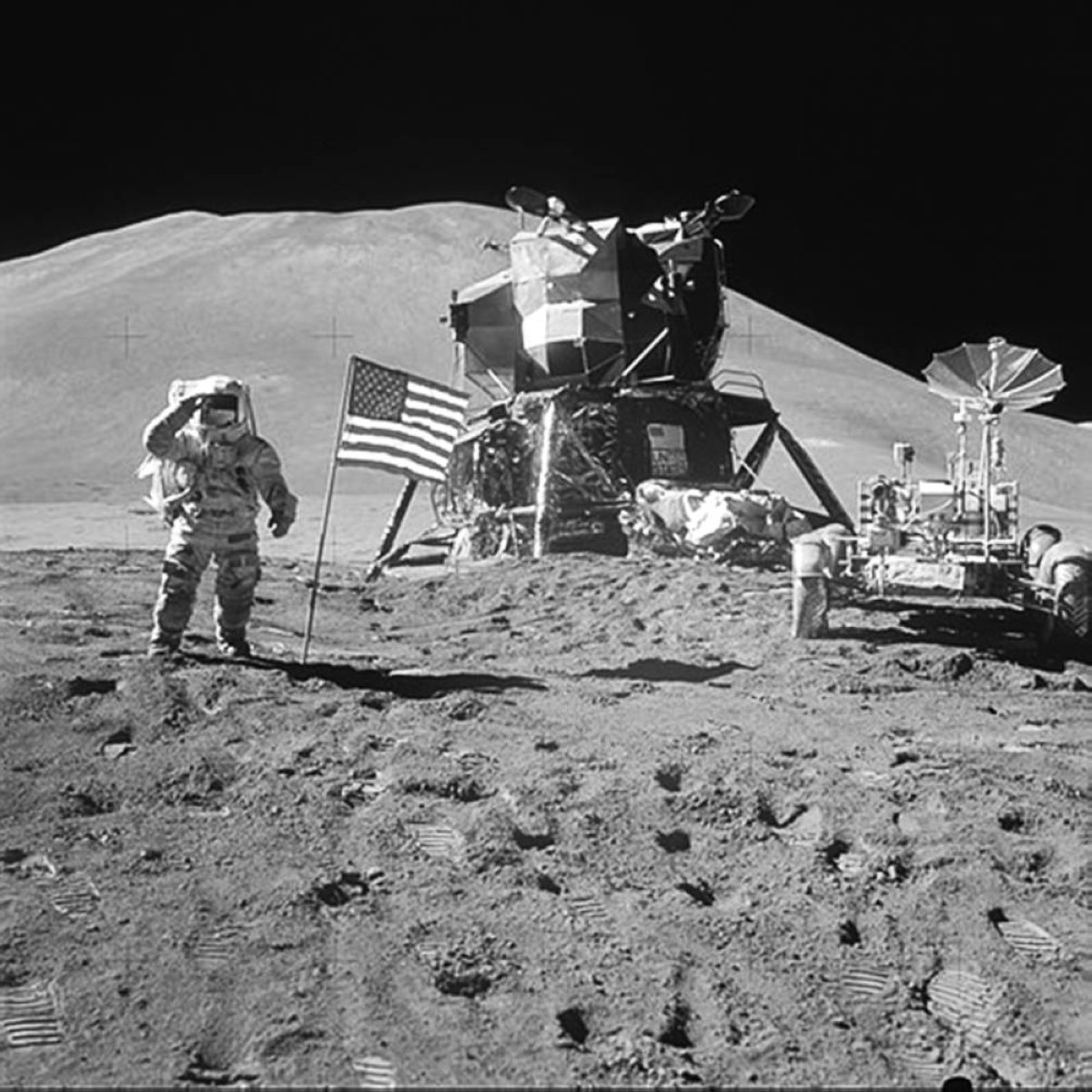 1971 -  مركبة الفضاء أبولو 15 تهبط على سطح القمر.