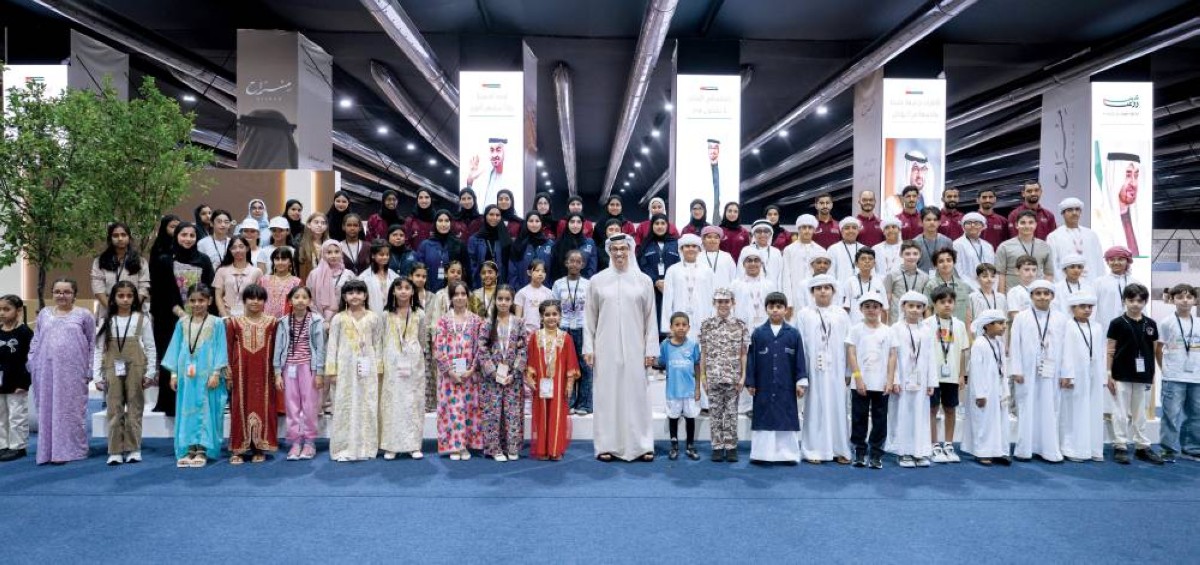 منصور بن زايد متوسطاً المشاركين في مهرجان الشيخ زايد الصيفي
