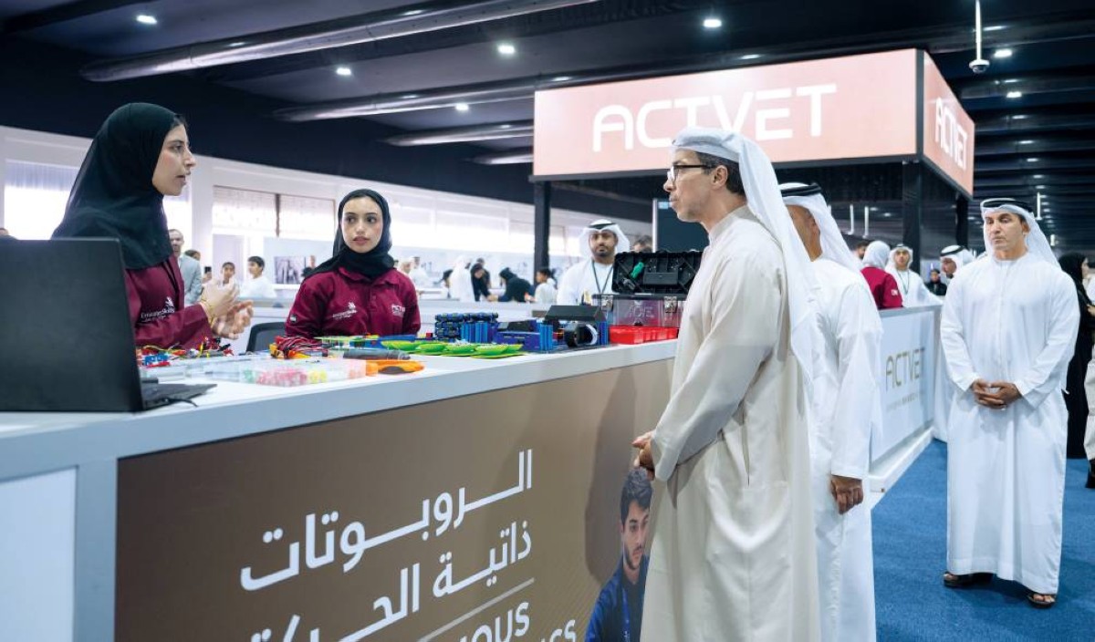 منصور بن زايد لدى متابعته الاستعدادات للمشاركة في المسابقة العالمية للمهارات «شنغهاي 2026»