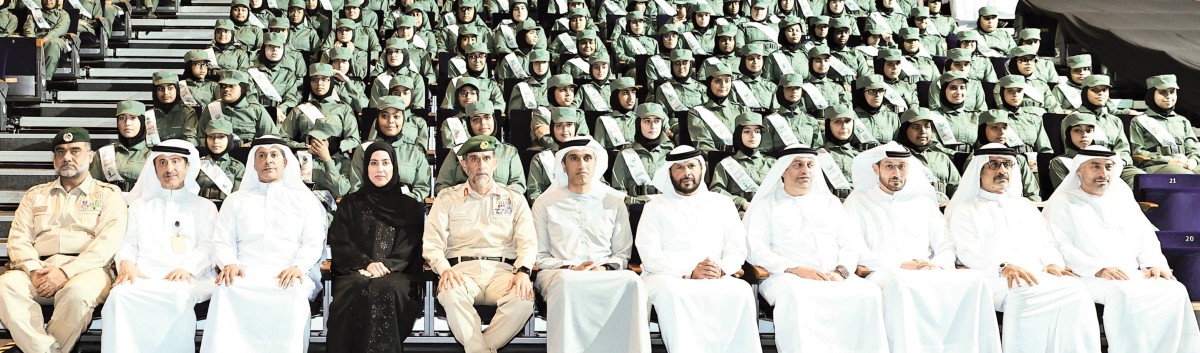 عبدالله البسطي وعبدالله المري ومروان بن غليطة وعائشة ميران وعبدالله بن دلموك وكبار الضباط وأولياء الأمور والخريجون خلال الحفل