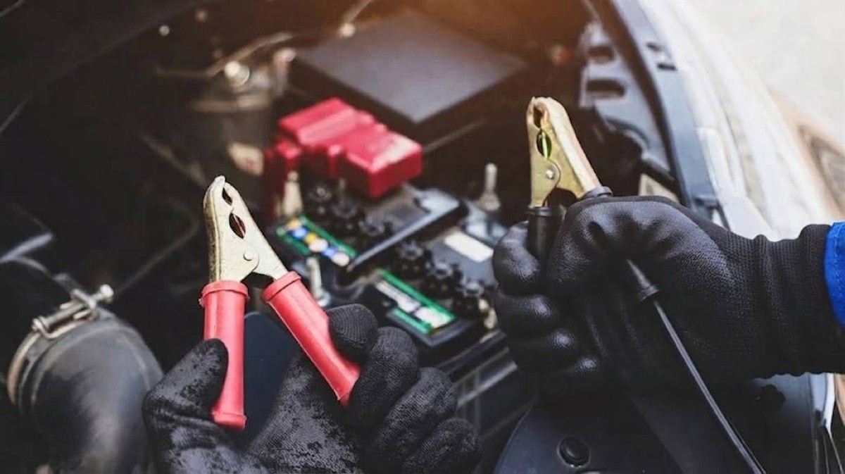 تصاعد الدخان من كابلات البطارية.. علامة على مشكلة خطيرة