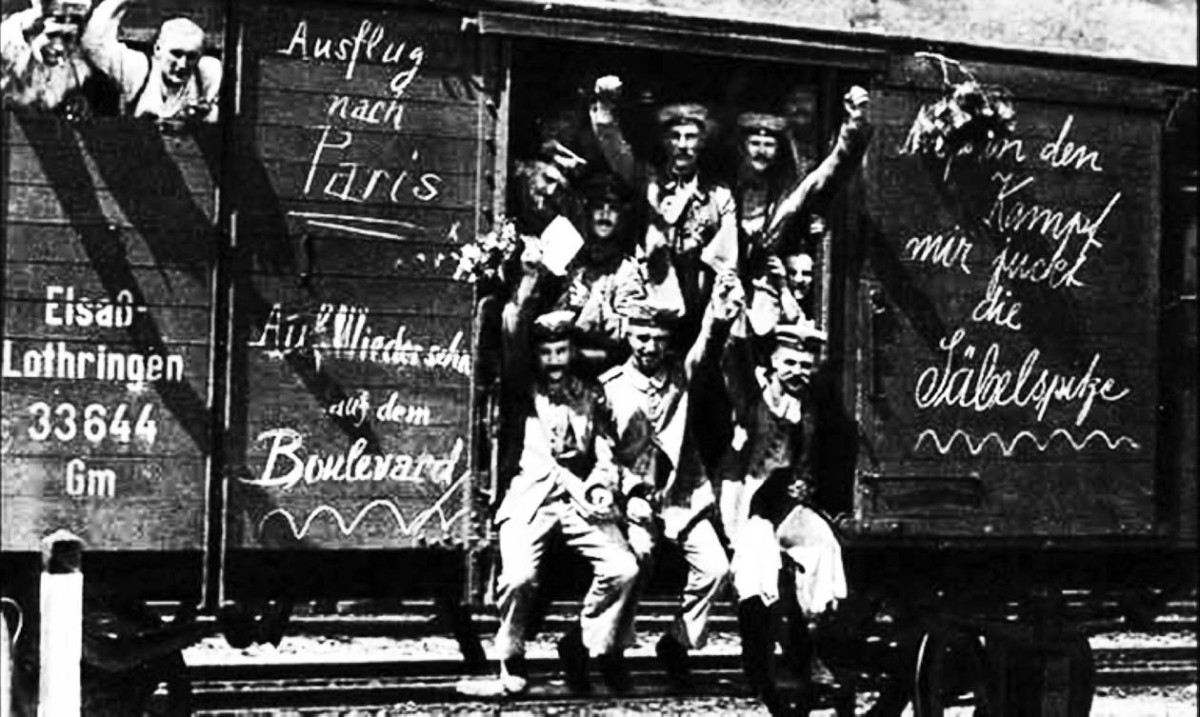 1914 - ألمانيا تعلن الحرب على روسيا في الحرب العالمية الأولى.
