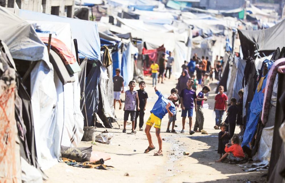 أطفال نازحون يلهون وسط الخيام في مدينة غزة