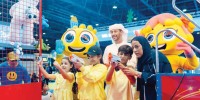عروض مبهجة في الحدث تستقطب الأطفال من الأعمار شتى