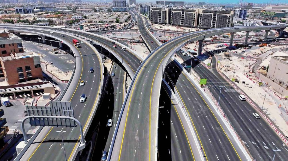 شبكة الطرق ومنظومة النقل في دبي شهدتا تطويراً كبيراً خلال العقدين الماضيين 