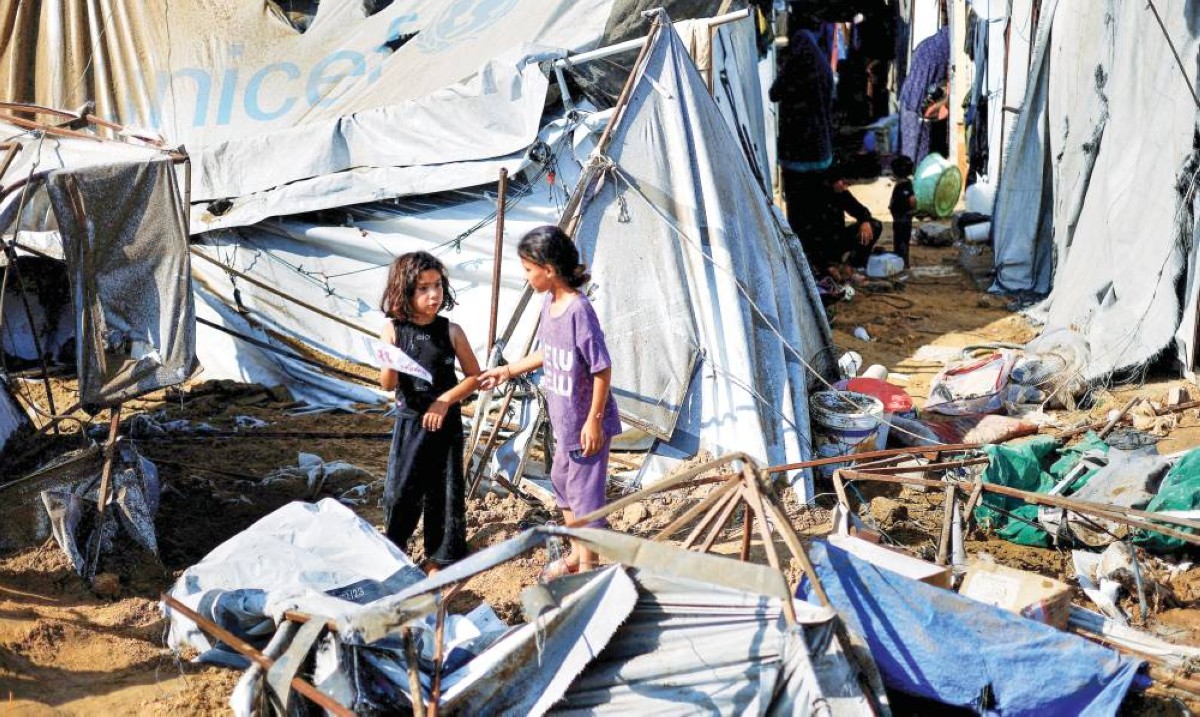أطفال فلسطينيون قرب الأنقاض عقب غارة إسرائيلية وسط قطاع غزة