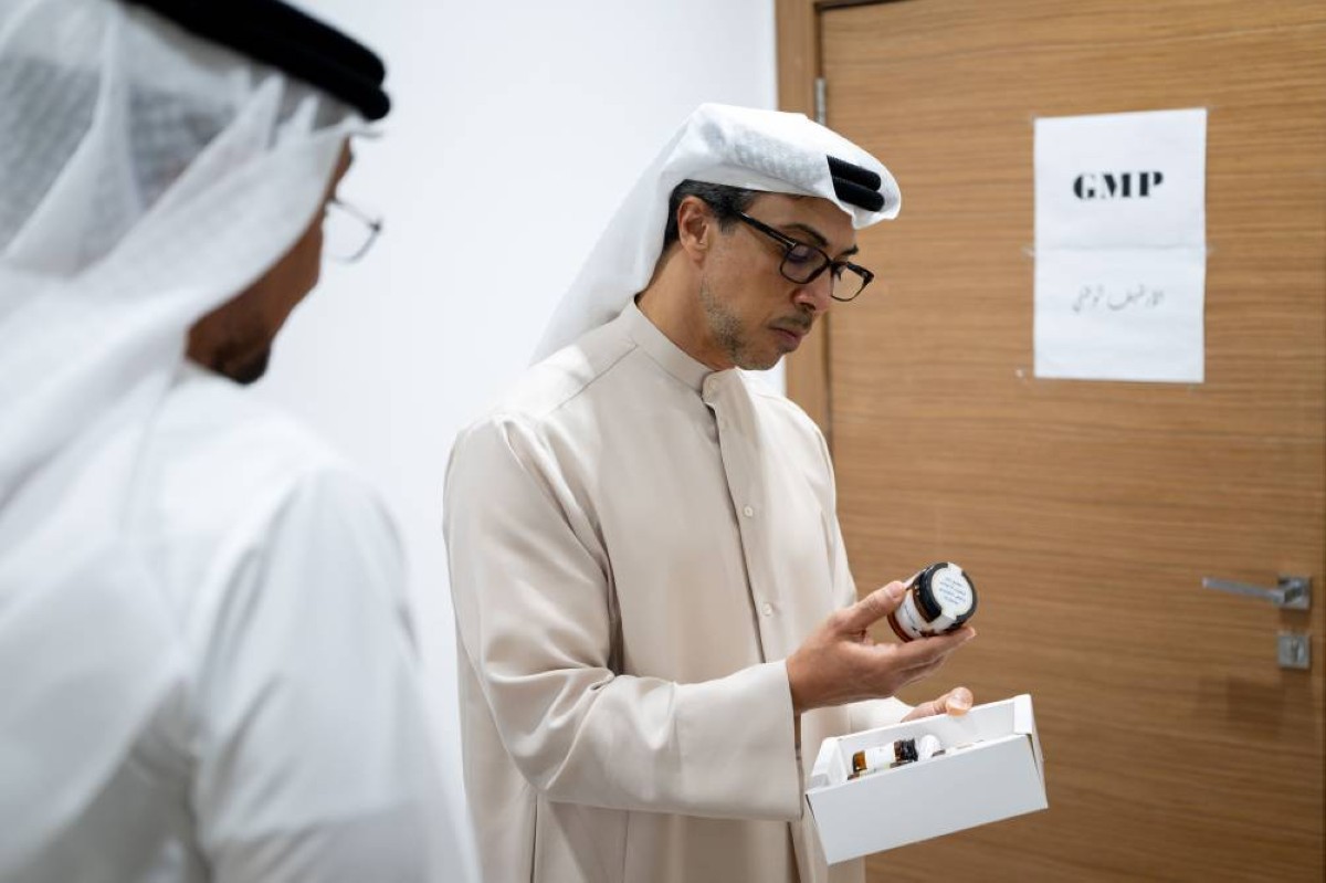 منصور بن زايد يزور مجمع زايد لبحوث الأعشاب والطب التقليدي