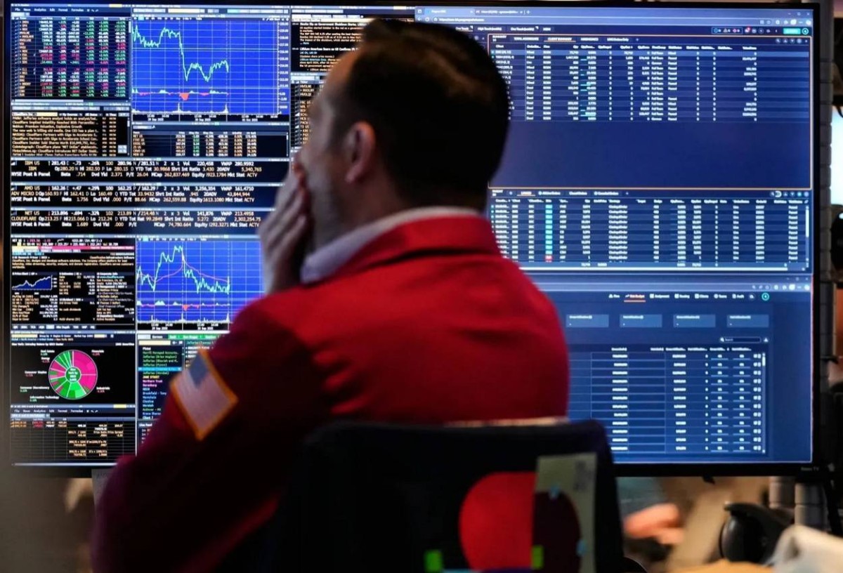 وول ستريت تتجاهل الركود العالمي وتراهن على وعود ترامب