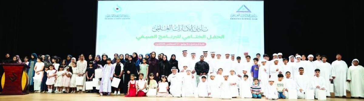 عيسى البستكي وصلاح القاسم والمشاركون في البرنامج