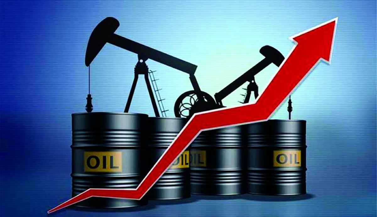 النفط يصعد 1 % و«برنت» يلامس 85 دولاراً