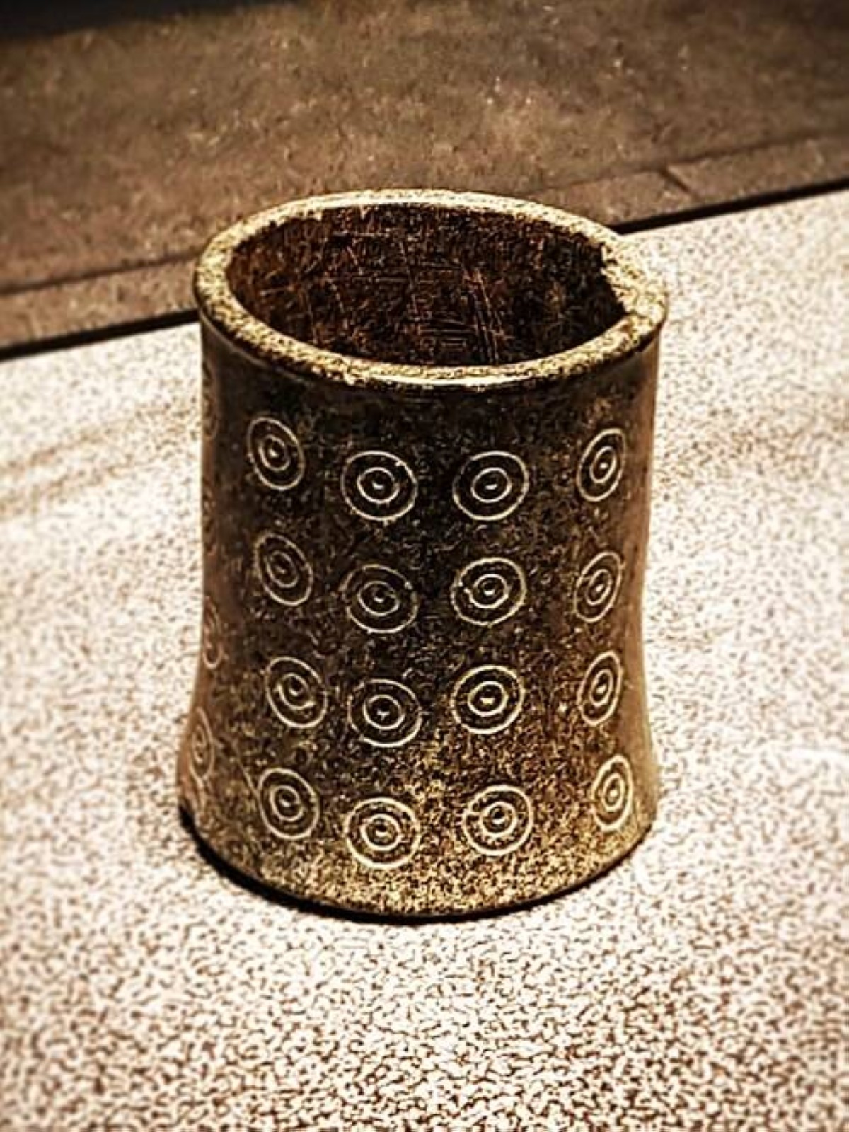 وعاء اسطواني وزخارف دائرية