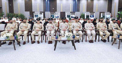 أحمد المهيري وقيادات شرطية خلال افتتاح «صيف الابتكار»