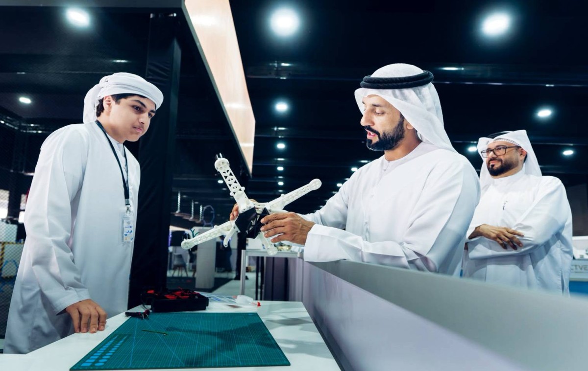 سلطان النيادي خلال زيارته مهرجان الشيخ زايد الصيفي