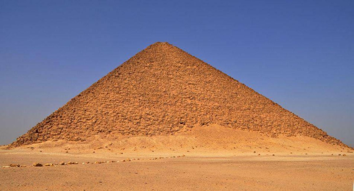 الهرم الأحمر.. أسرار جديدة تظهر بعد 4500 عام عن بناء الأهرامات