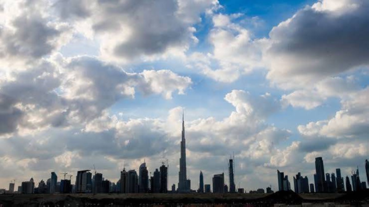 الإمارات .. طقس الغد غائم جزئياً مغبر أحياناً