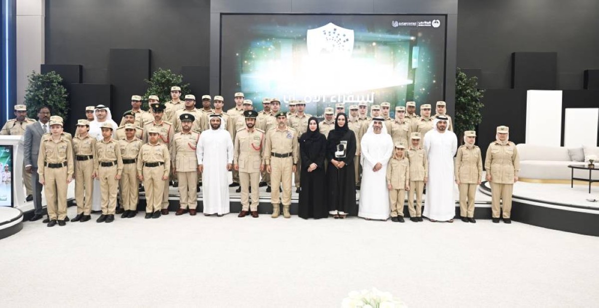 عبدالله المري وعائشة ميران وحارب الشامسي وأحمد المهيري والخريجون في لقطة تذكارية