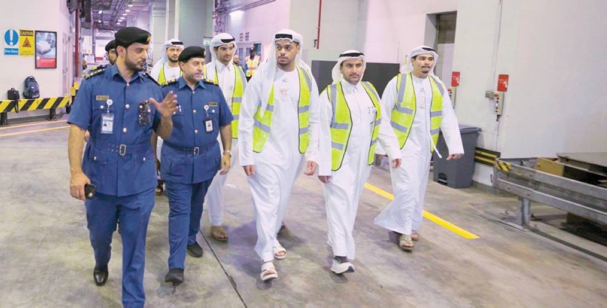 مشاركون في المخيم خلال جولة ميدانية بمركز جمركي