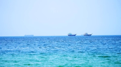 سفن في مضيق هرمز قبالة مسندم العمانية