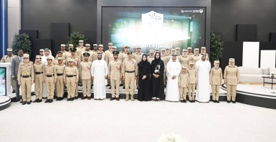 عبدالله المري وعائشة ميران وحارب الشامسي وأحمد المهيري والخريجون في لقطة تذكارية