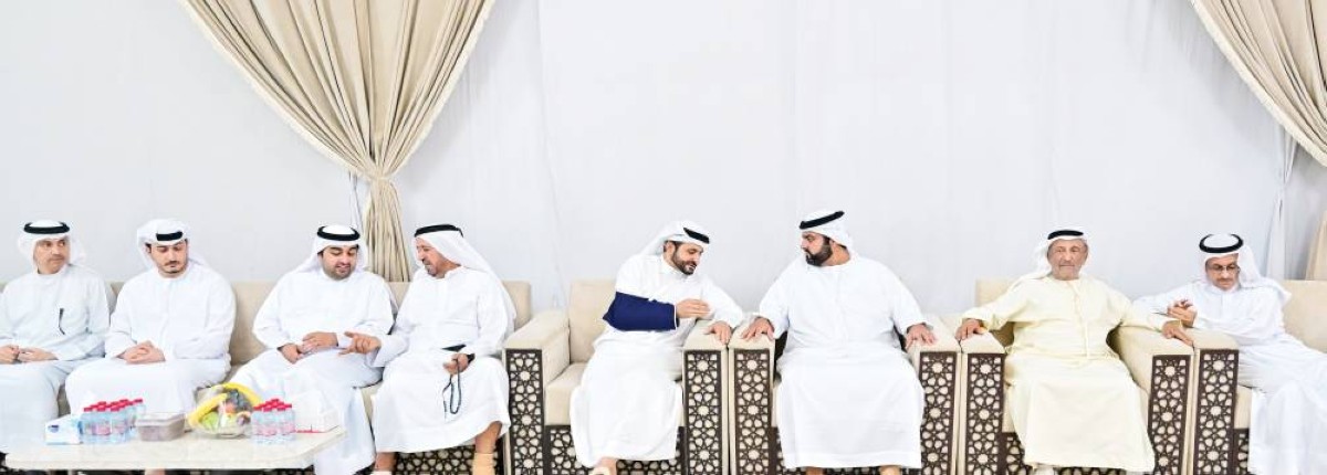 محمد الشرقي وراشد بن حمد خلال تقديم واجب العزاء