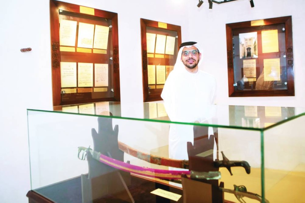 أحمد أيوب يجمع الوثائق والشهادات لحفظ تفاصيل وقصص من تاريخ دبي