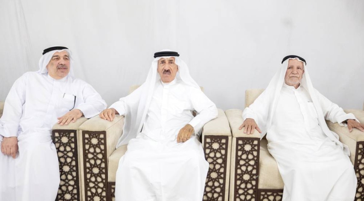 علي الشعفار خلال تقديمه واجب العزاء 