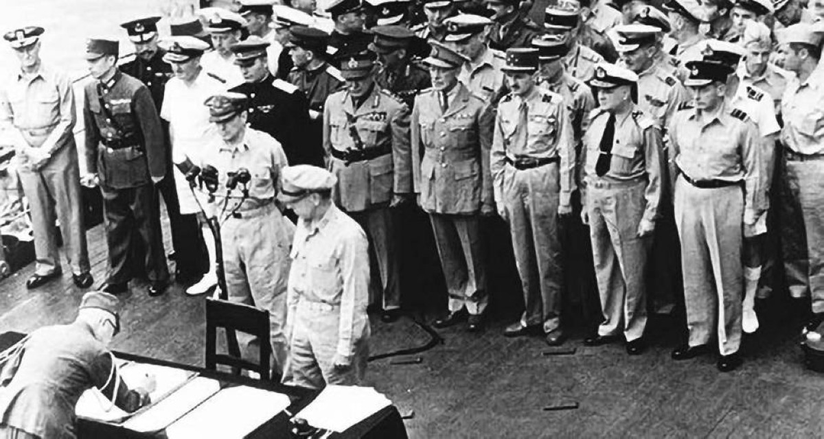 1945 قوات الحلفاء توافق على استسلام اليابان في الحرب العالمية الثانية.
