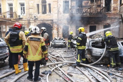 رجال الإنقاذ يعملون على إخماد حرائق خلّفتها غارة روسية وسط مدينة أوديسا الساحلية